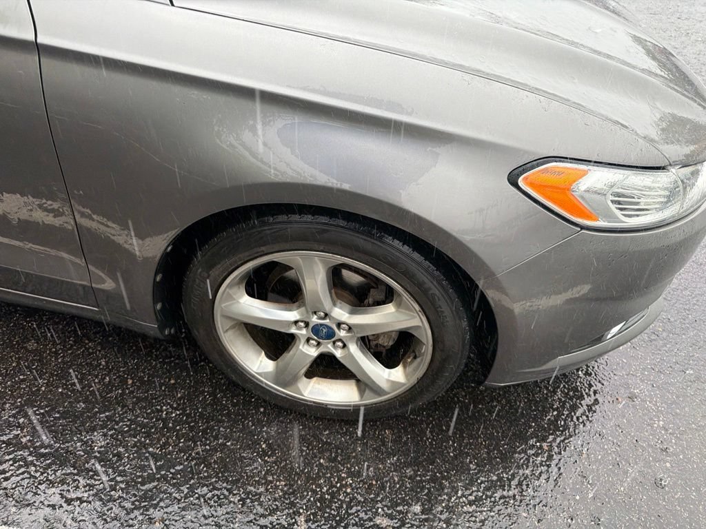 Used 2013 Ford Fusion SE FWD image 3