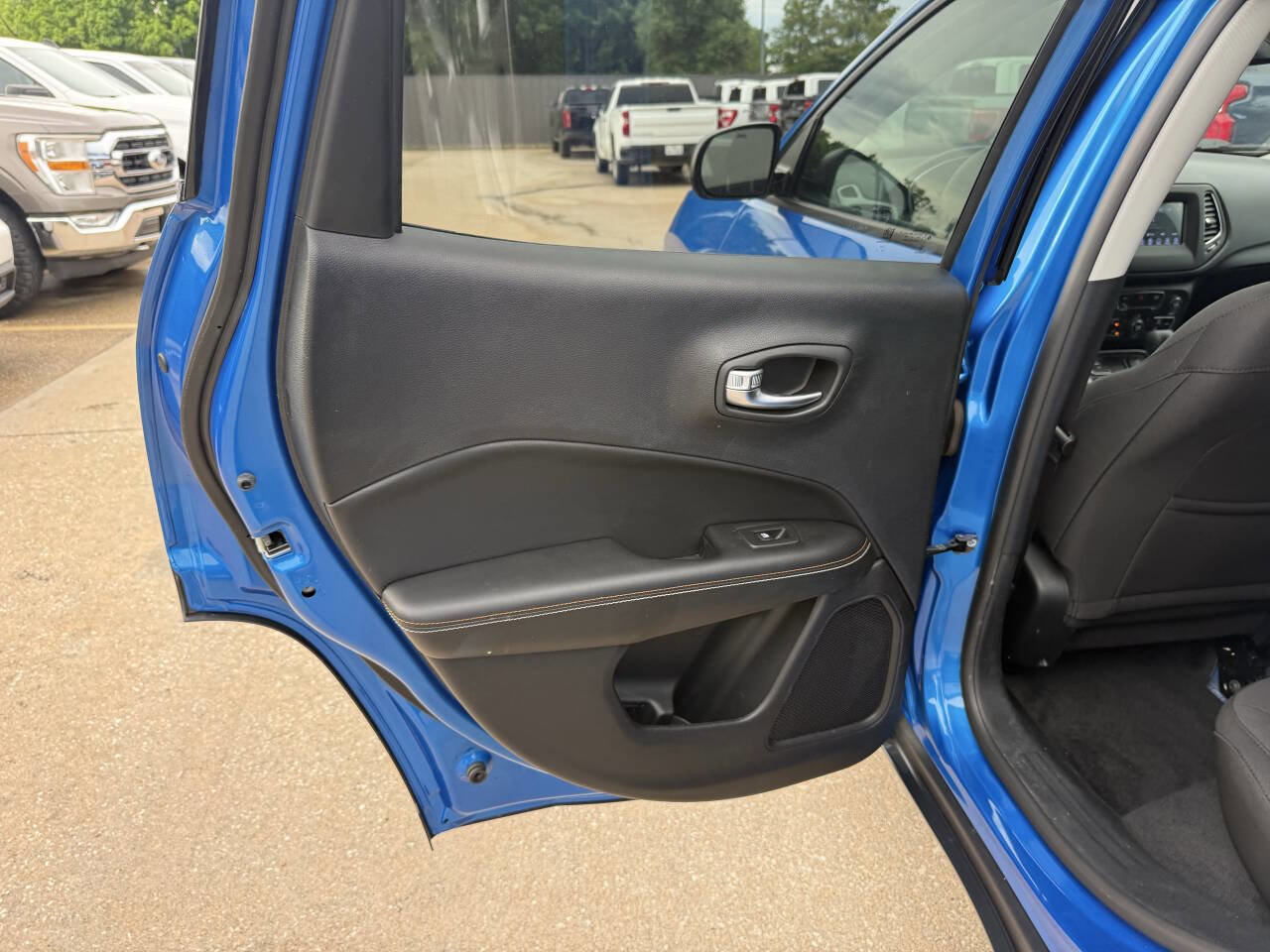 Used 2018 Jeep Compass Sport w/ Tech Group FWD image 14