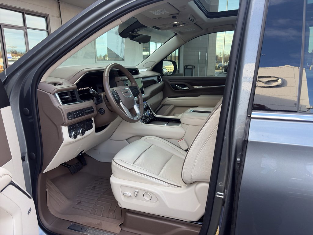 Used 2022 GMC Yukon Denali w/ Denali Premium Package image 12