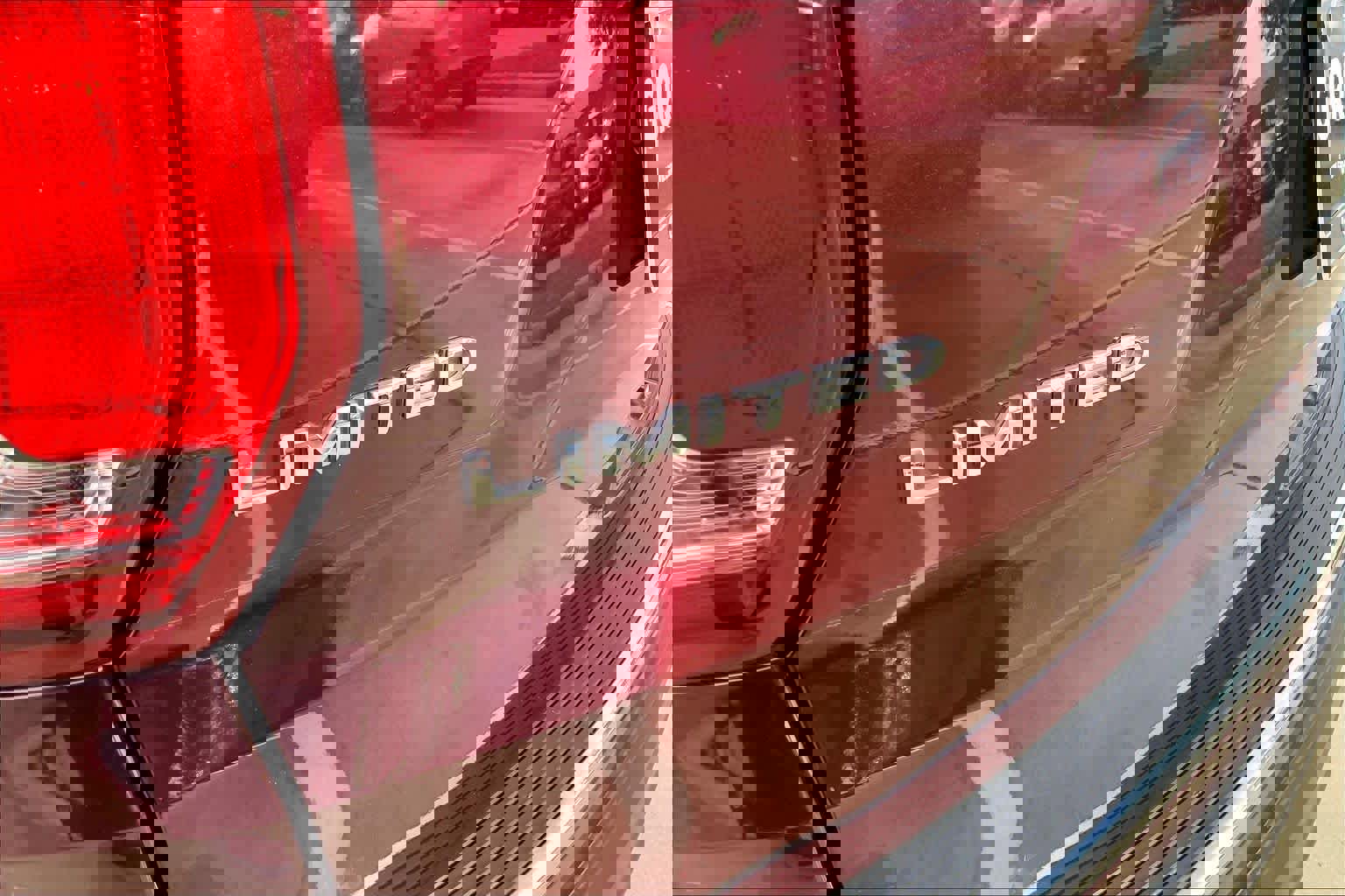 Used 2018 Ford Explorer Limited w/ Equipment Group 301A image 9