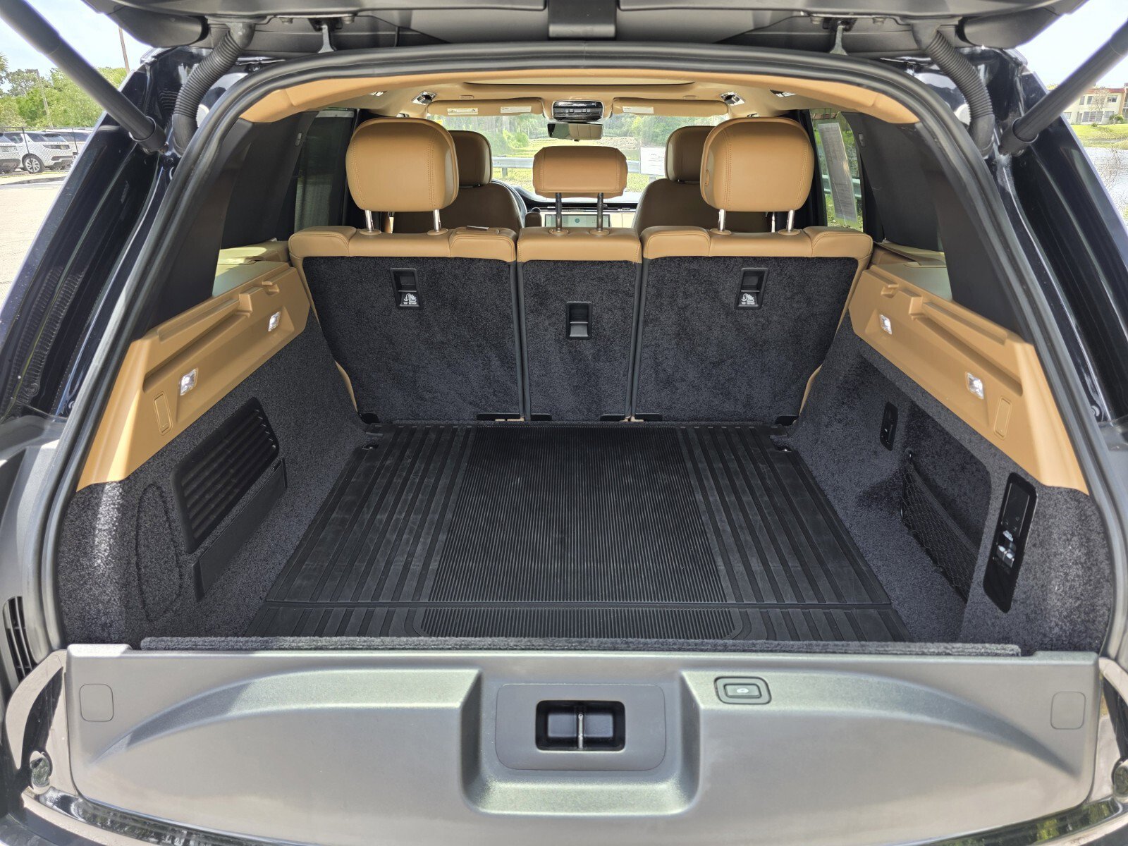 Certified 2023 Land Rover Range Rover SE AWD/4WD image 17