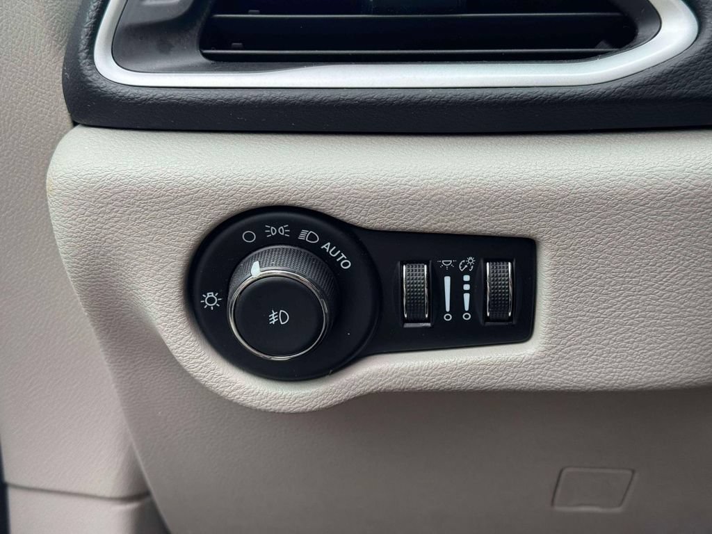 Used 2023 Chrysler Pacifica Touring-L FWD image 21
