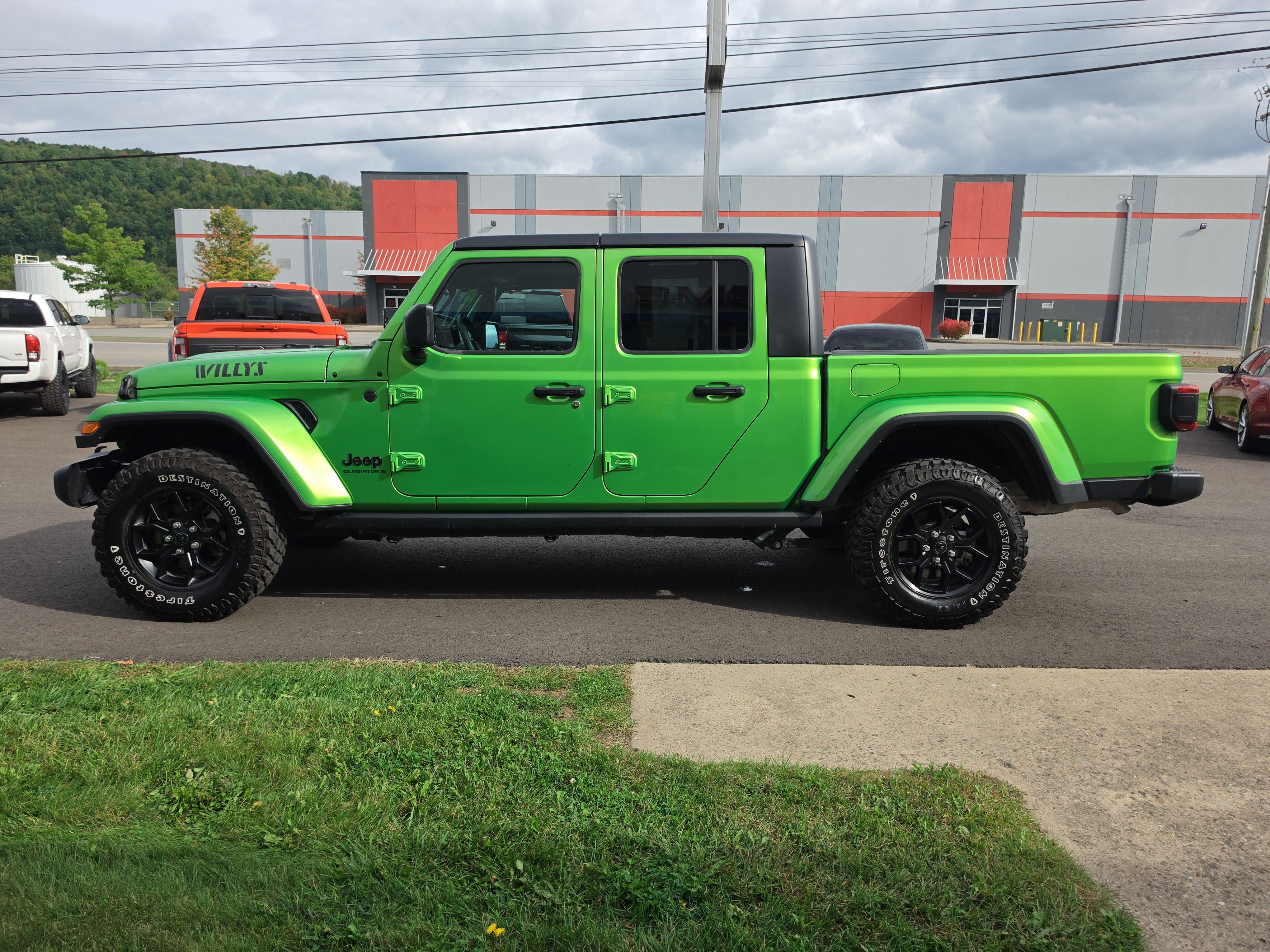 Used 2025 Jeep Gladiator Sport AWD/4WD image 7