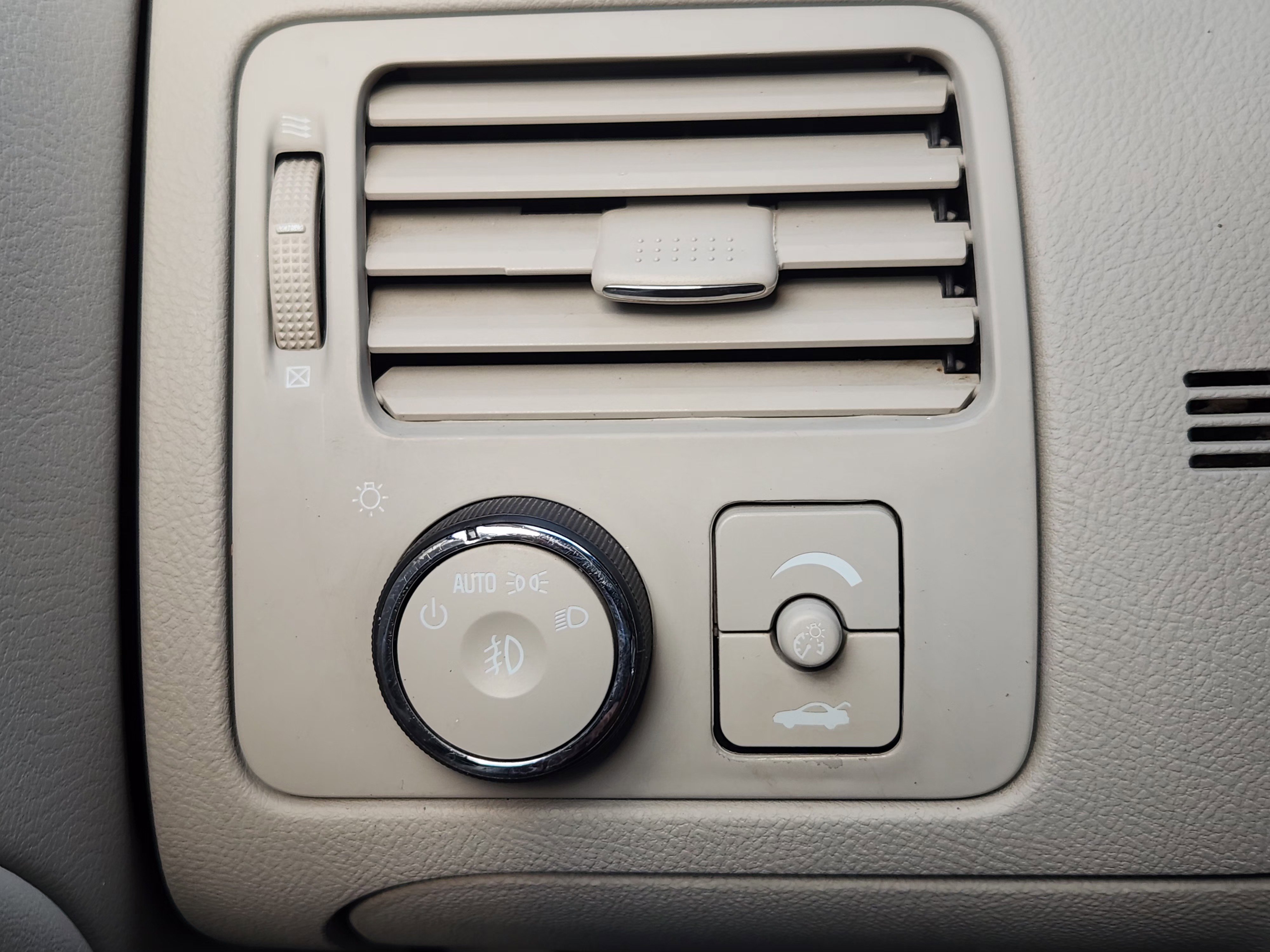 Used 2011 Buick Lucerne CXL w/ Driver Confidence Package FWD image 21
