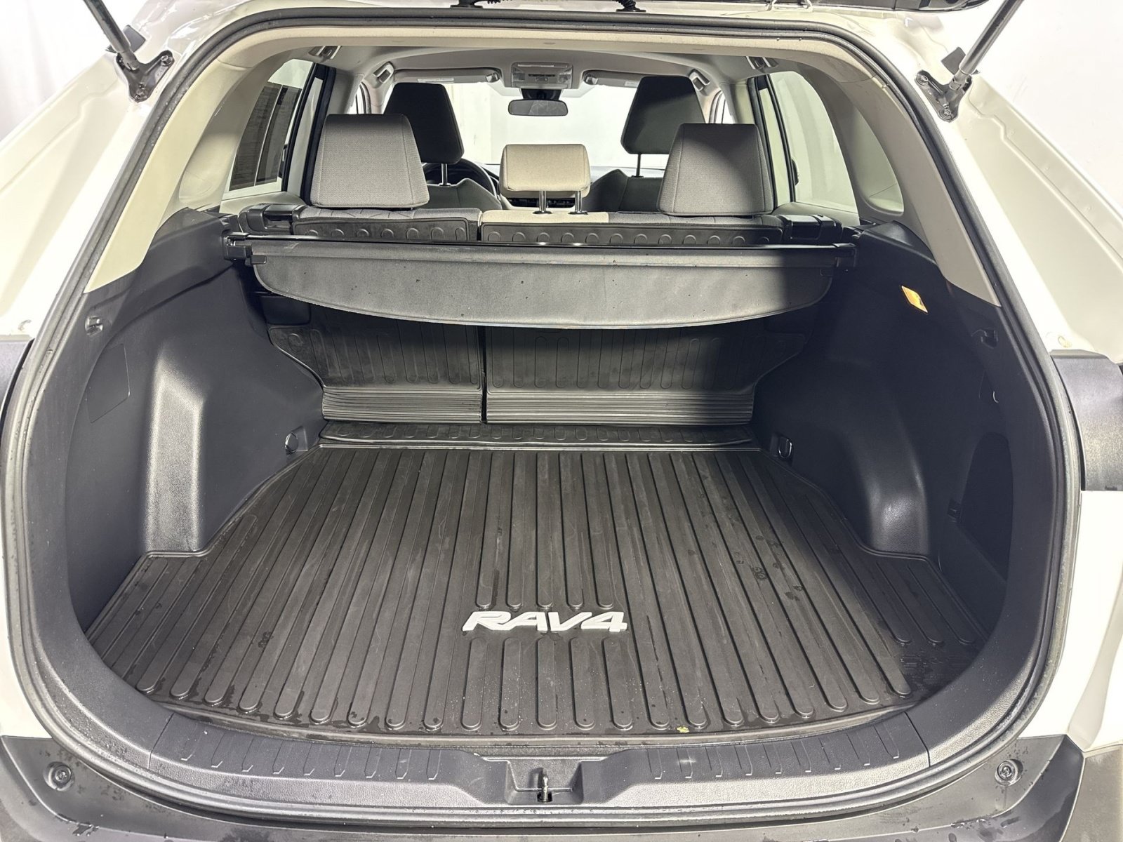 Used 2021 Toyota RAV4 XLE AWD/4WD image 37
