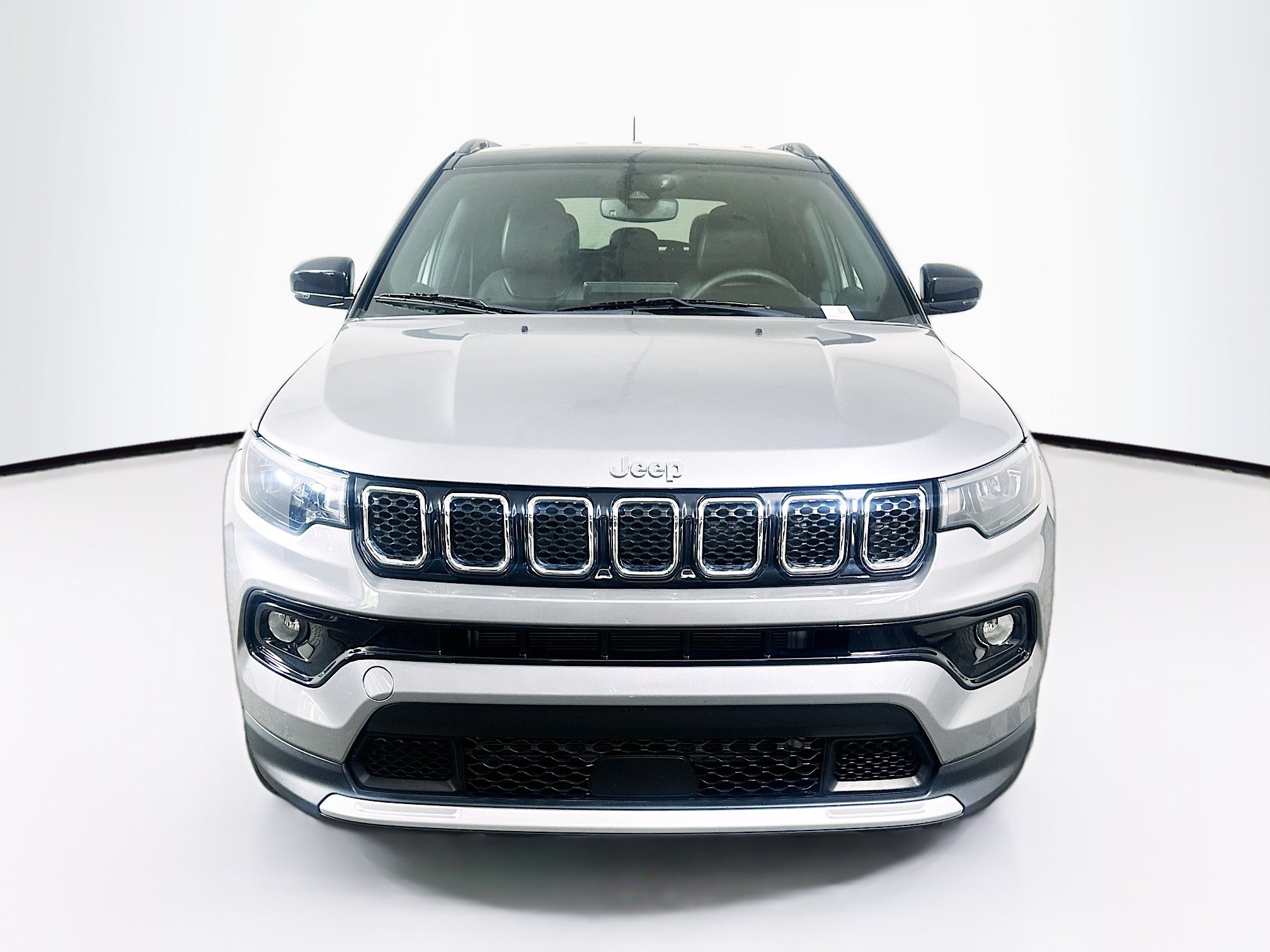 Used 2023 Jeep Compass Limited AWD/4WD image 2