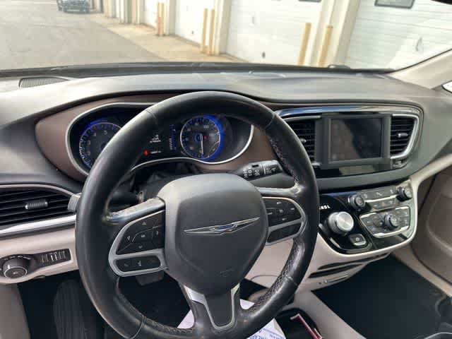 Used 2019 Chrysler Pacifica Touring-L FWD image 6