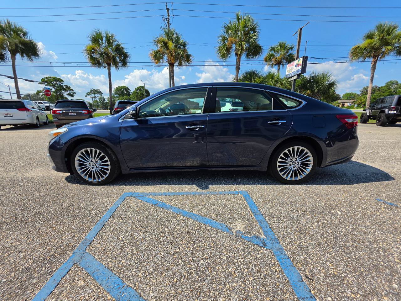 Used 2017 Toyota Avalon Limited FWD image 2