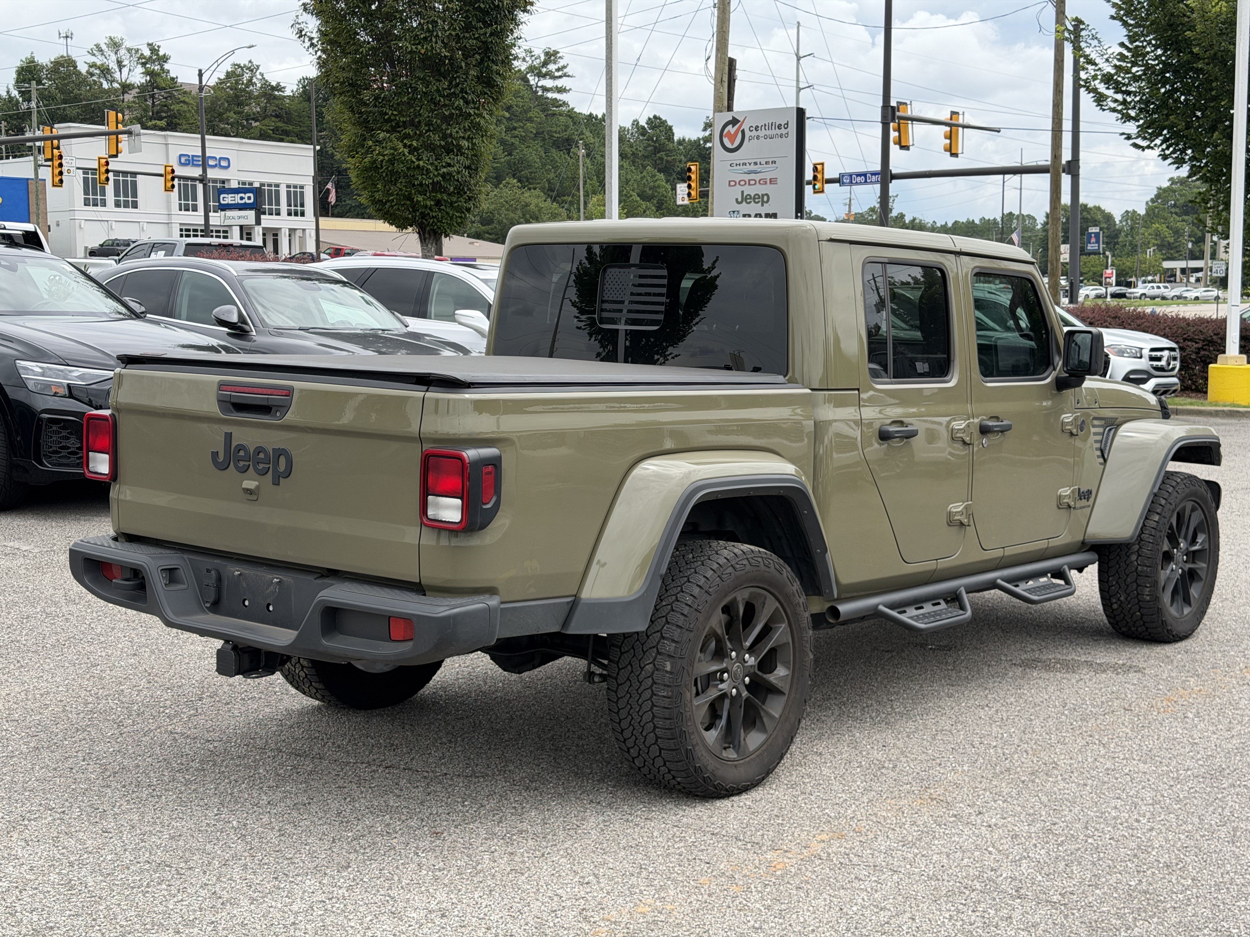 Used 2025 Jeep Gladiator Sport AWD/4WD image 9