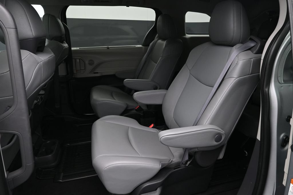 Used 2022 Toyota Sienna XLE w/ XLE Plus Package AWD/4WD image 11