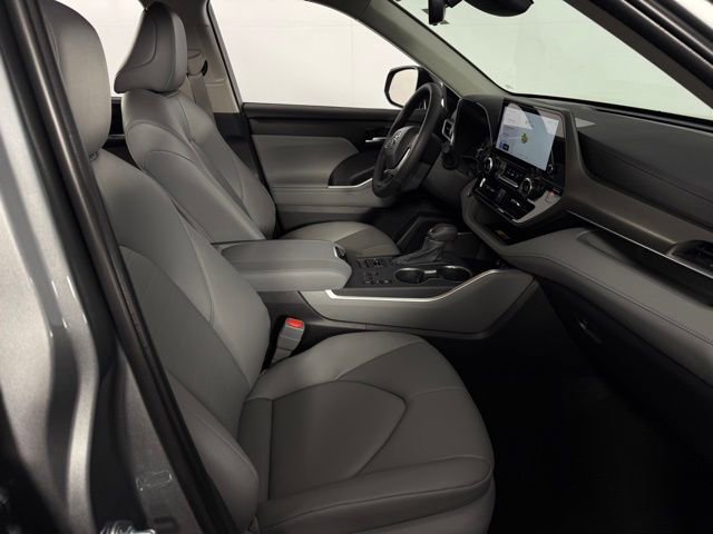 Used 2026 Toyota Highlander XLE image 15
