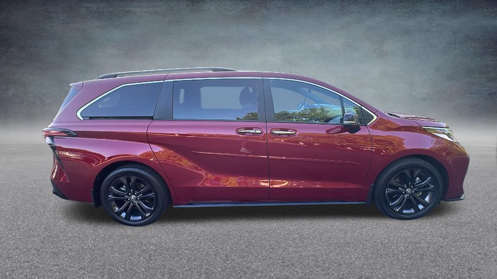 Used 2024 Toyota Sienna XSE w/ XSE Premium Package FWD image 33