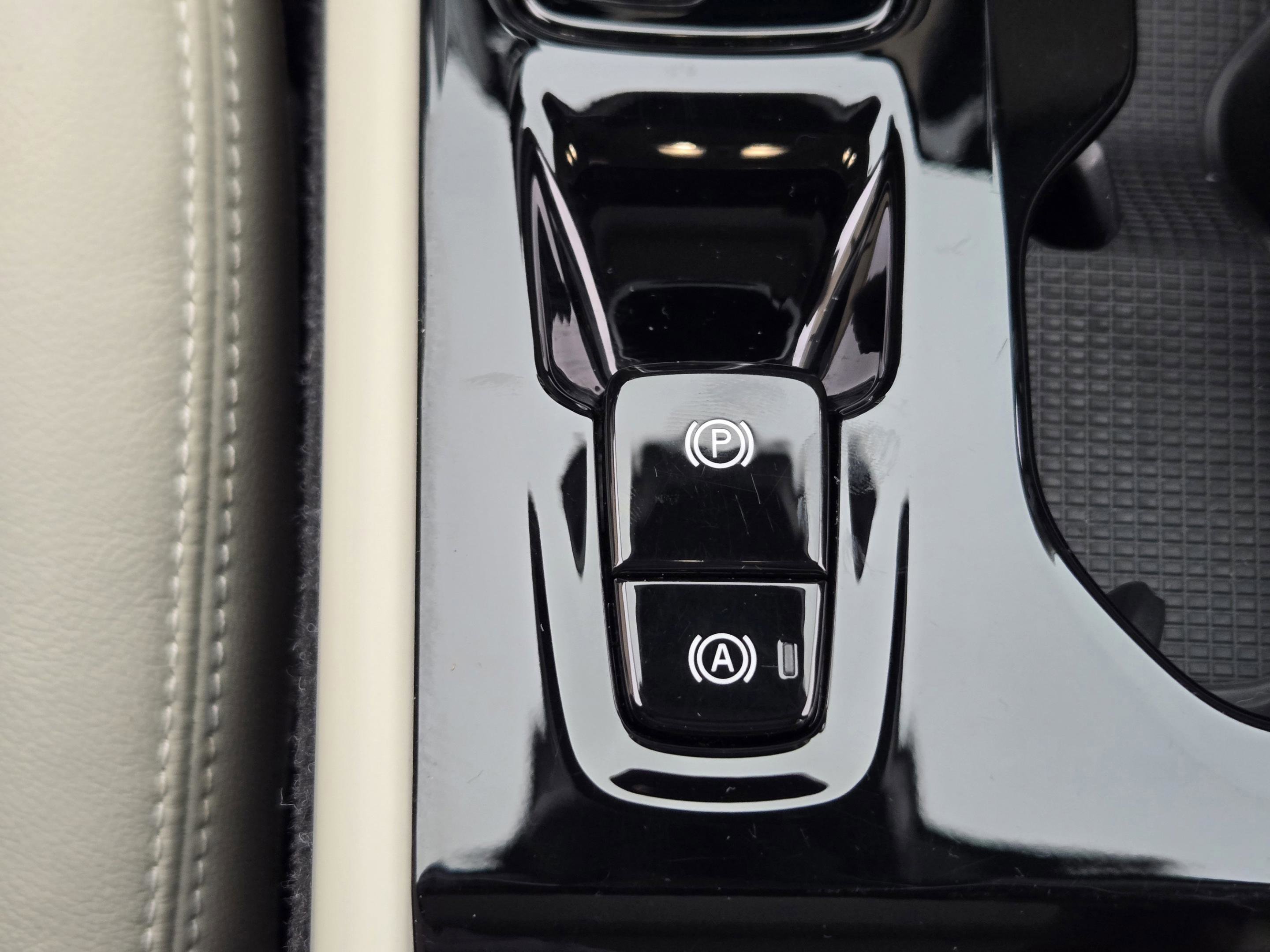 Used 2023 Volvo XC40 B5 Plus w/ Protection Package Premier AWD/4WD image 18