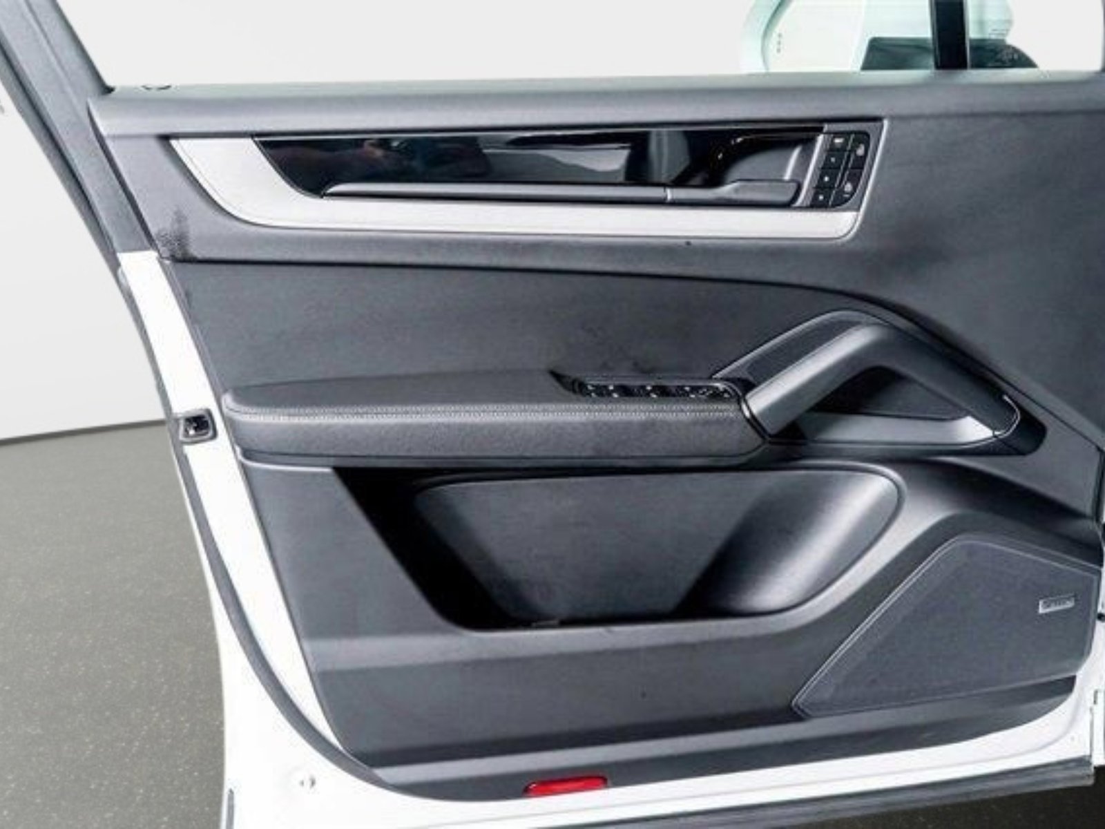 Used 2025 Porsche Cayenne image 34