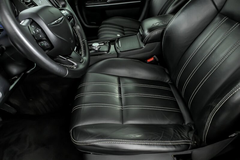 Used 2018 Chrysler 300 S w/ 300S Premium Group RWD image 17