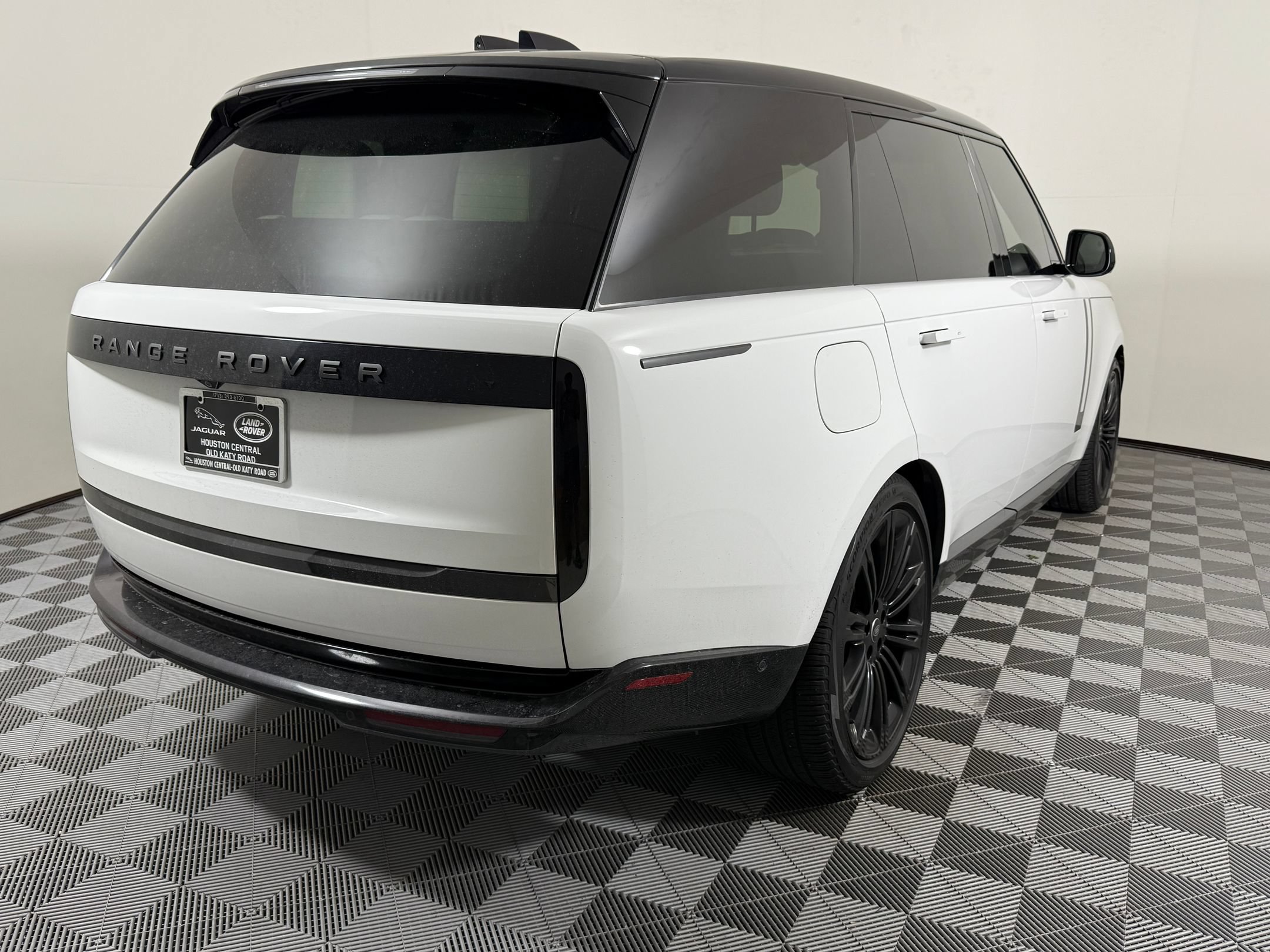 Used 2024 Land Rover Range Rover Long Wheelbase SE AWD/4WD image 10