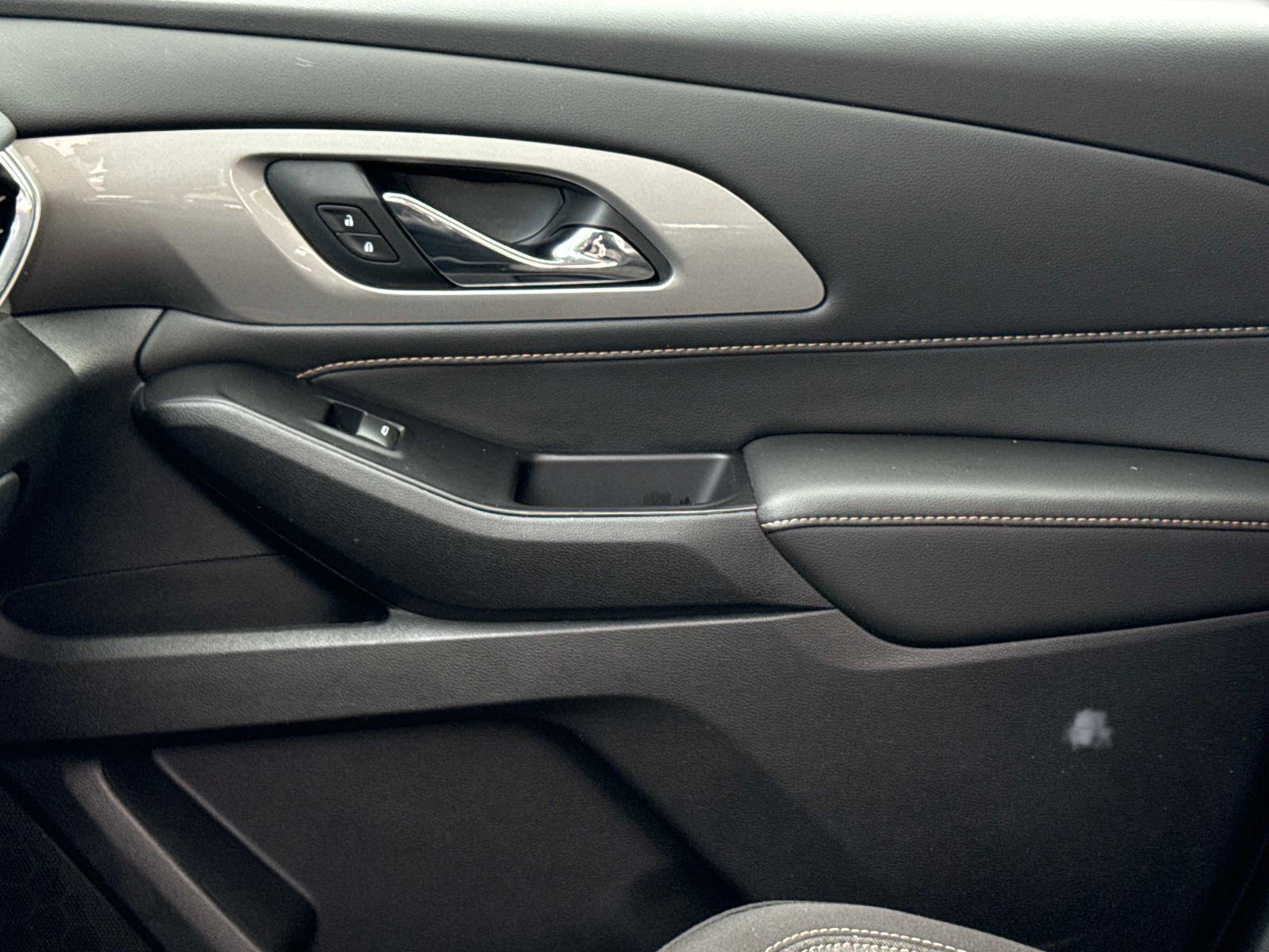 Used 2020 Chevrolet Traverse LT image 26