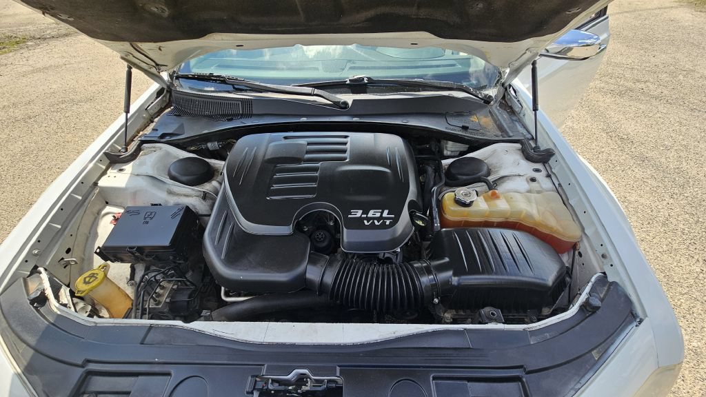 Used 2014 Chrysler 300 C RWD image 11