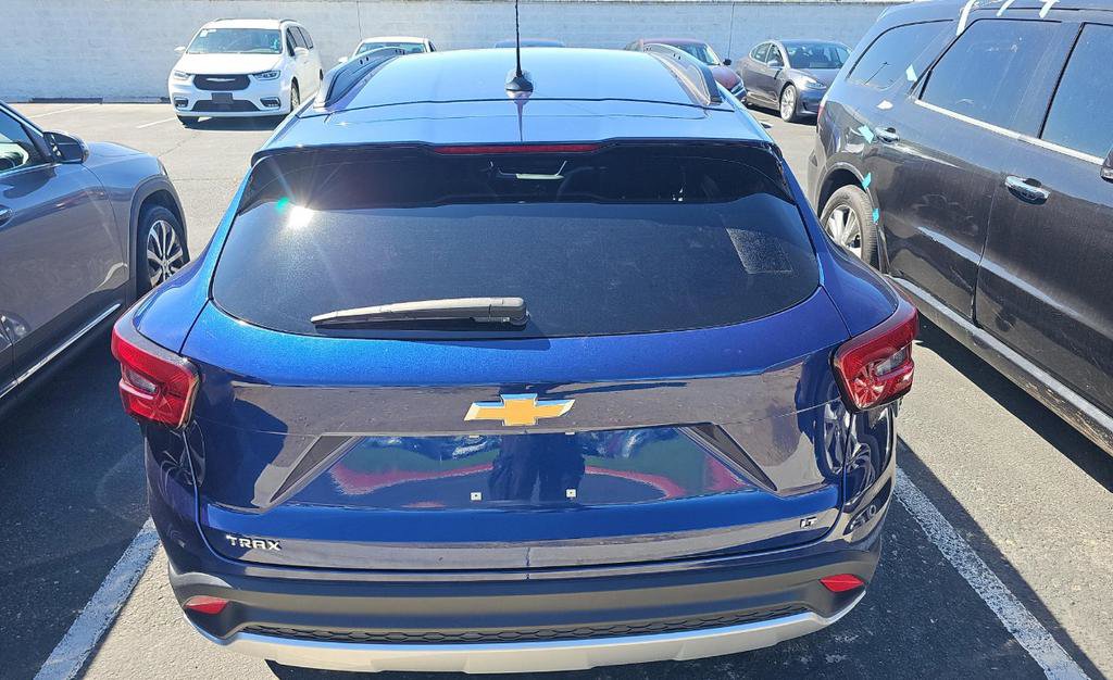 Used 2024 Chevrolet Trax LT w/ Driver Confidence Package FWD image 4