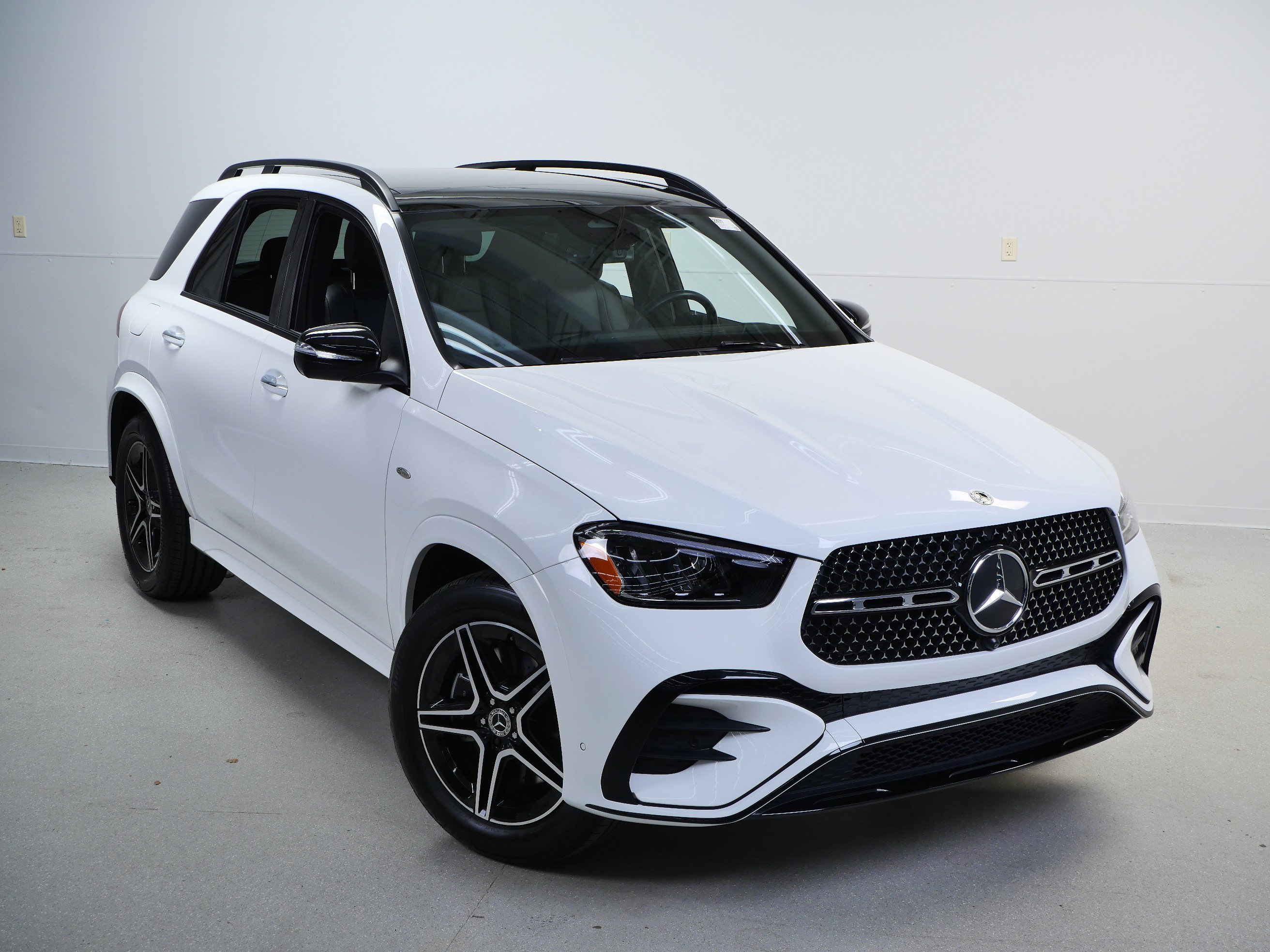 Certified 2025 Mercedes-Benz GLE 450e 4MATIC w/ AMG Line Exterior image 4