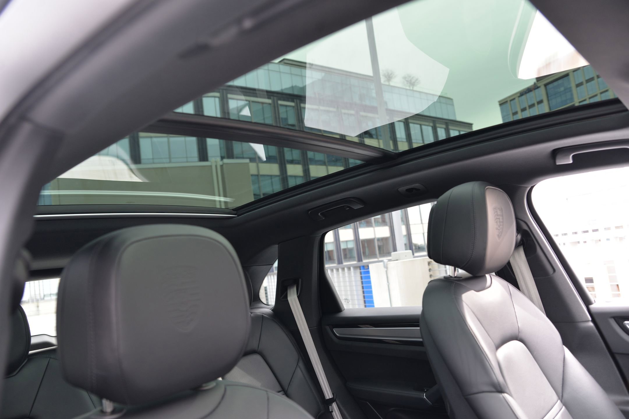 Certified 2022 Porsche Cayenne Platinum Edition image 16