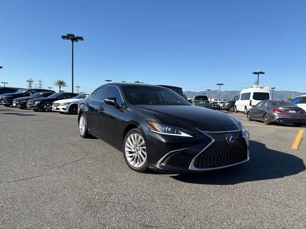 Used 2020 Lexus ES 300h w/ Accessory Package FWD image 3