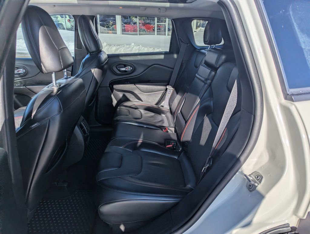 Used 2019 Jeep Cherokee Trailhawk image 17