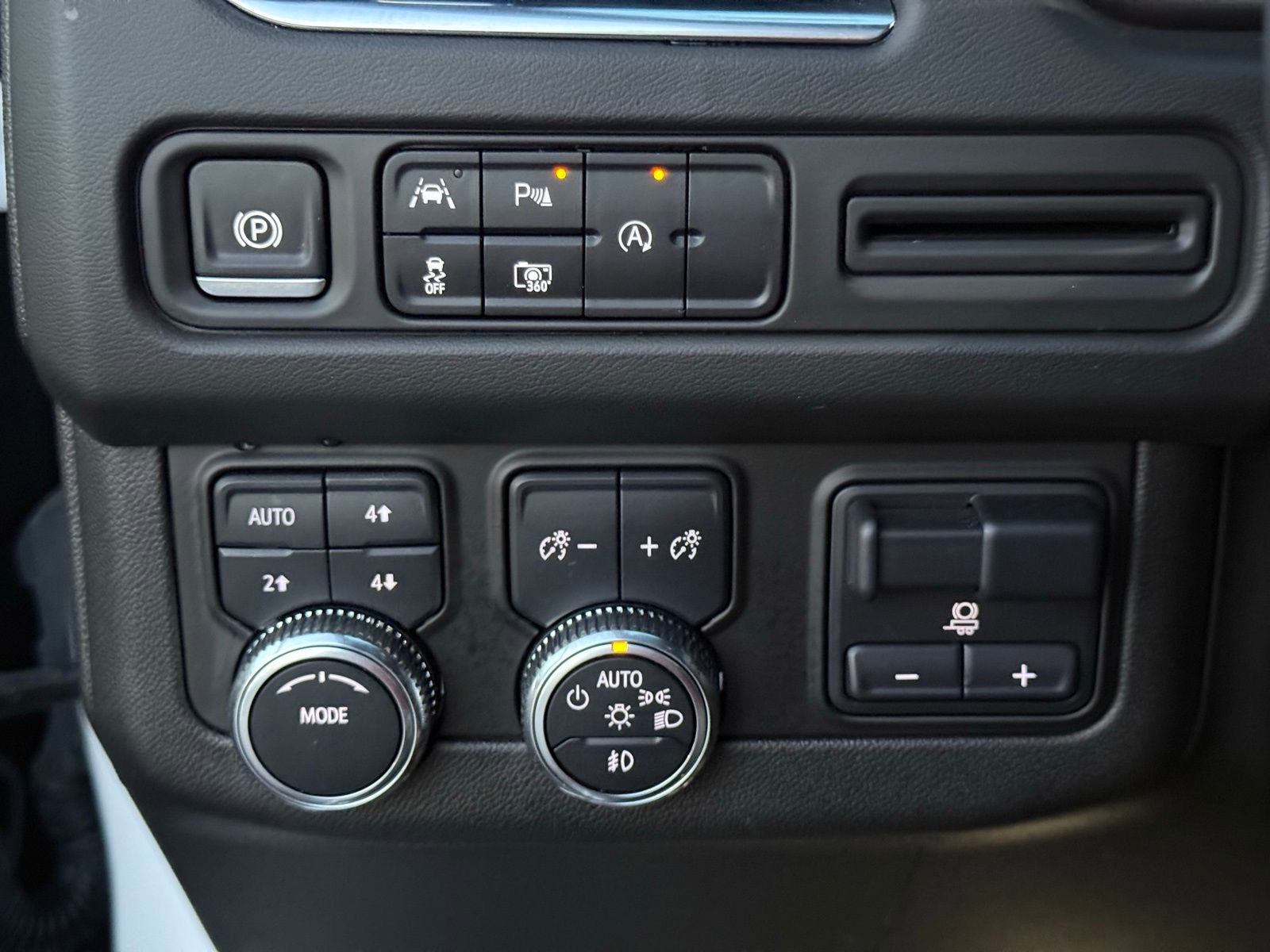 Used 2024 GMC Yukon SLT w/ SLT Luxury Package image 39