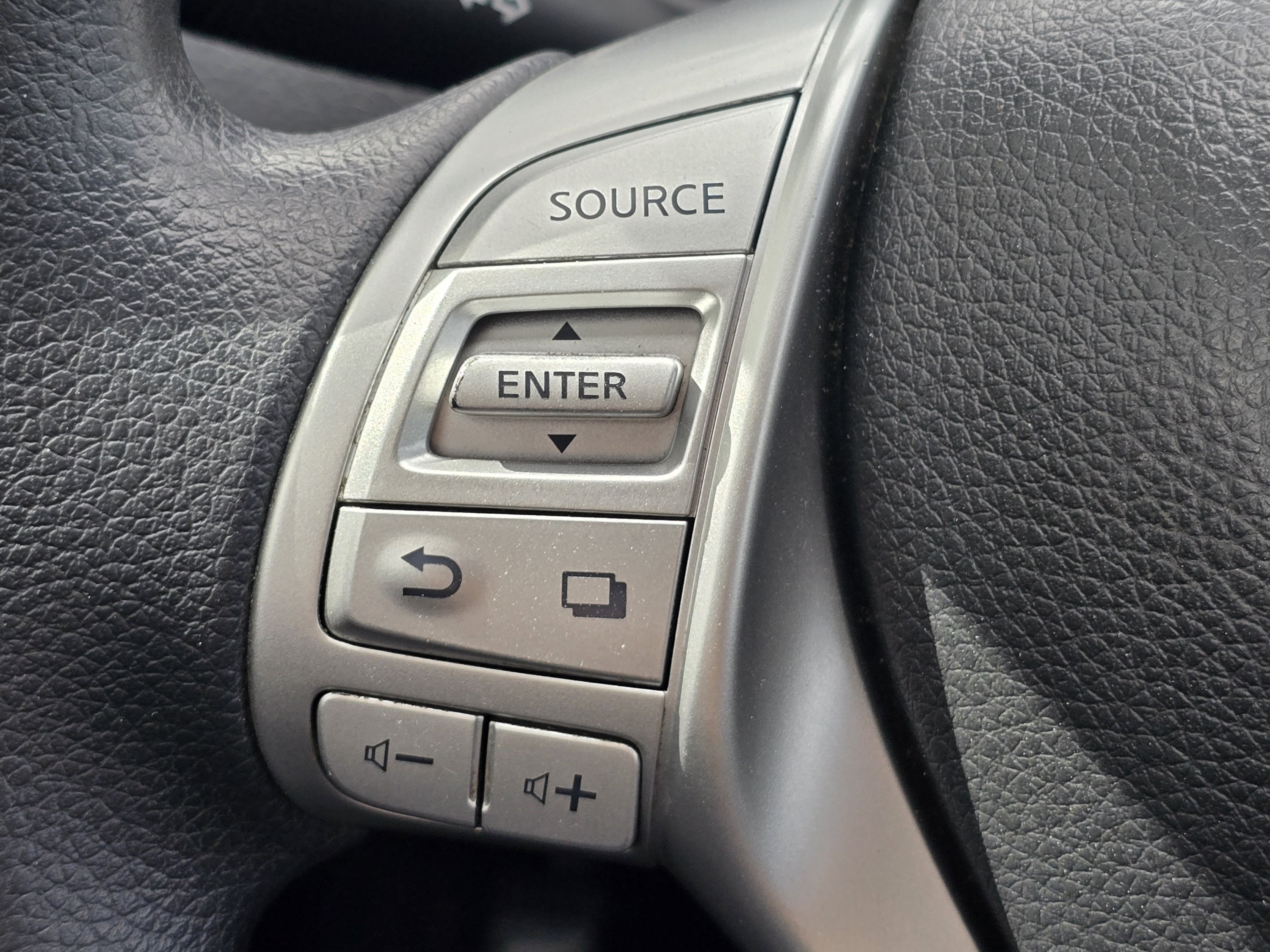 Used 2015 Nissan Rogue SV w/ SV Premium Package AWD/4WD image 13