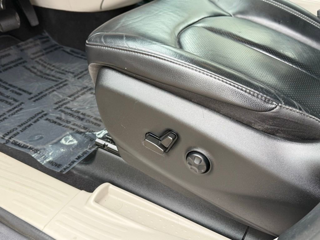 Used 2022 Chrysler Pacifica Touring-L image 16