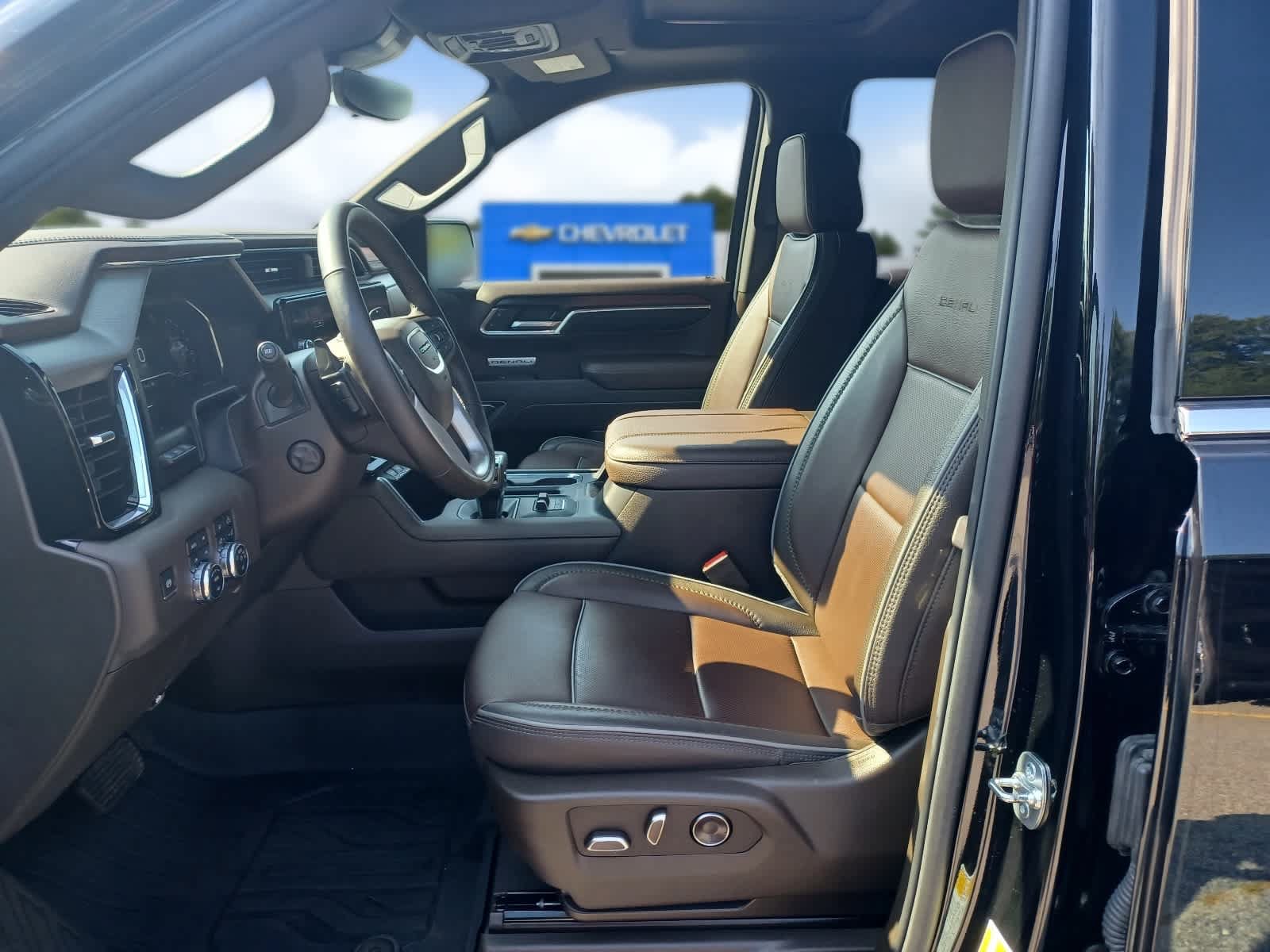 Used 2025 GMC Sierra 1500 Denali w/ Denali Reserve Package AWD/4WD image 7