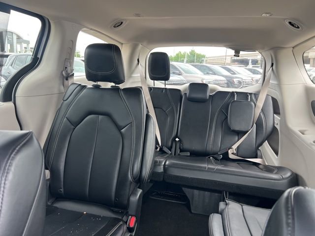 Used 2024 Chrysler Pacifica Touring-L image 8