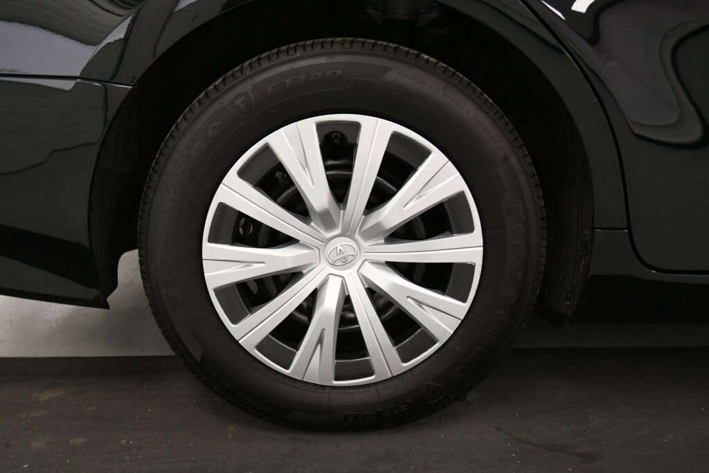 Used 2022 Toyota Camry LE image 28