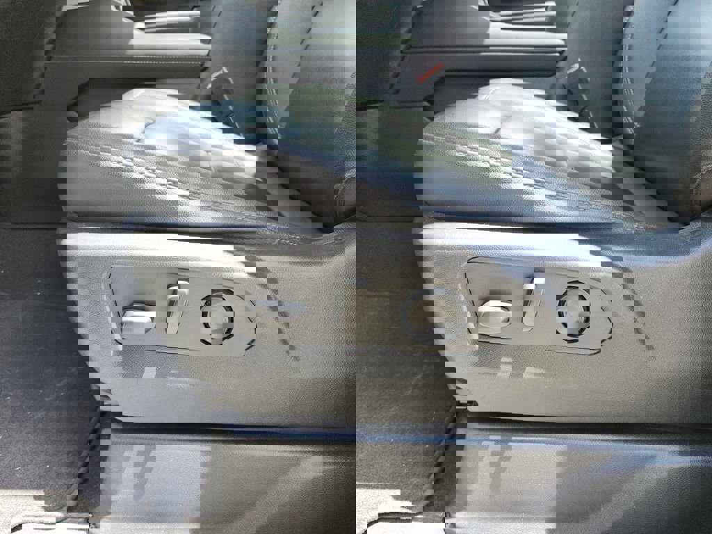 Certified 2022 Chevrolet Tahoe Z71 w/ Luxury Package AWD/4WD image 18