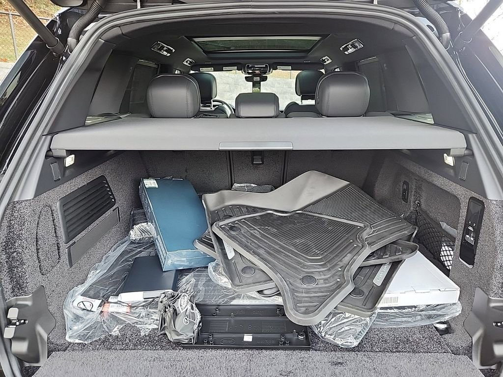 Used 2025 Land Rover Range Rover SE image 13