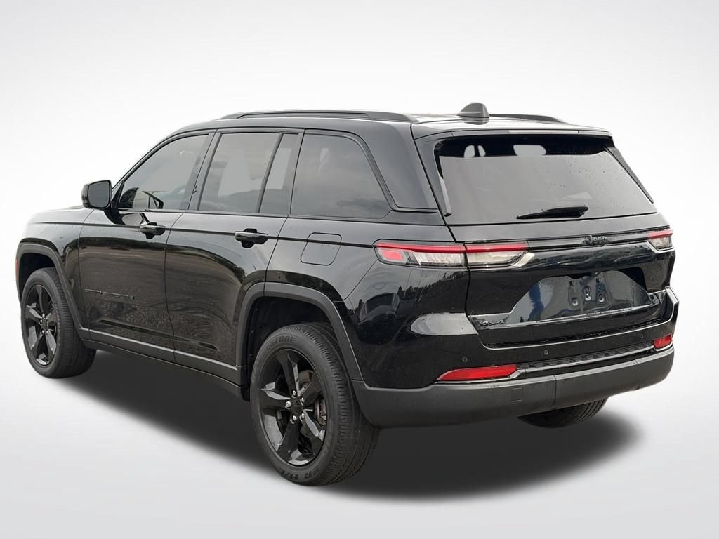 Used 2023 Jeep Grand Cherokee Altitude AWD/4WD image 7