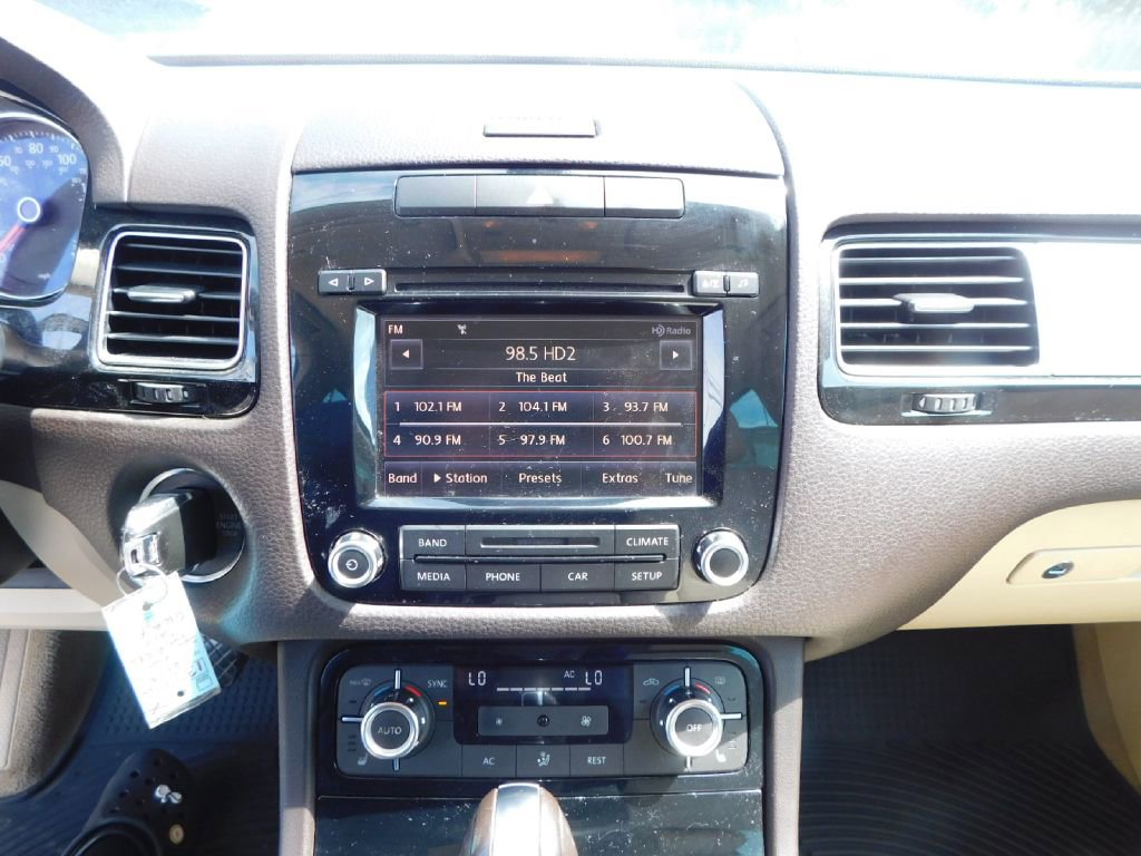 Used 2013 Volkswagen Touareg Sport image 35