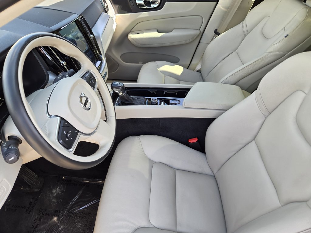 Used 2018 Volvo XC60 T5 Momentum w/ Convenience Package AWD/4WD image 17
