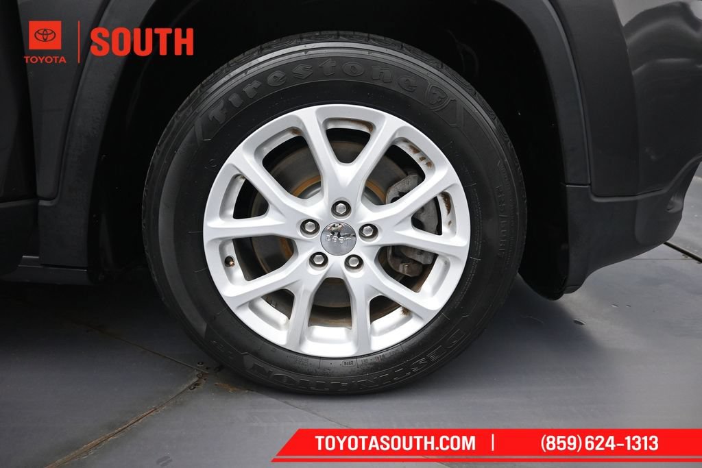 Used 2017 Jeep Cherokee Latitude w/ Comfort & Sound Group FWD image 29