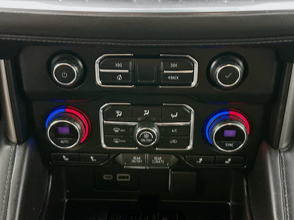 Used 2023 Chevrolet Suburban LT w/ Luxury Package RWD image 18
