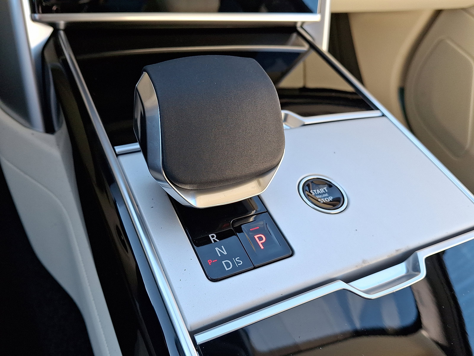 New 2026 Land Rover Range Rover Long Wheelbase SE image 10