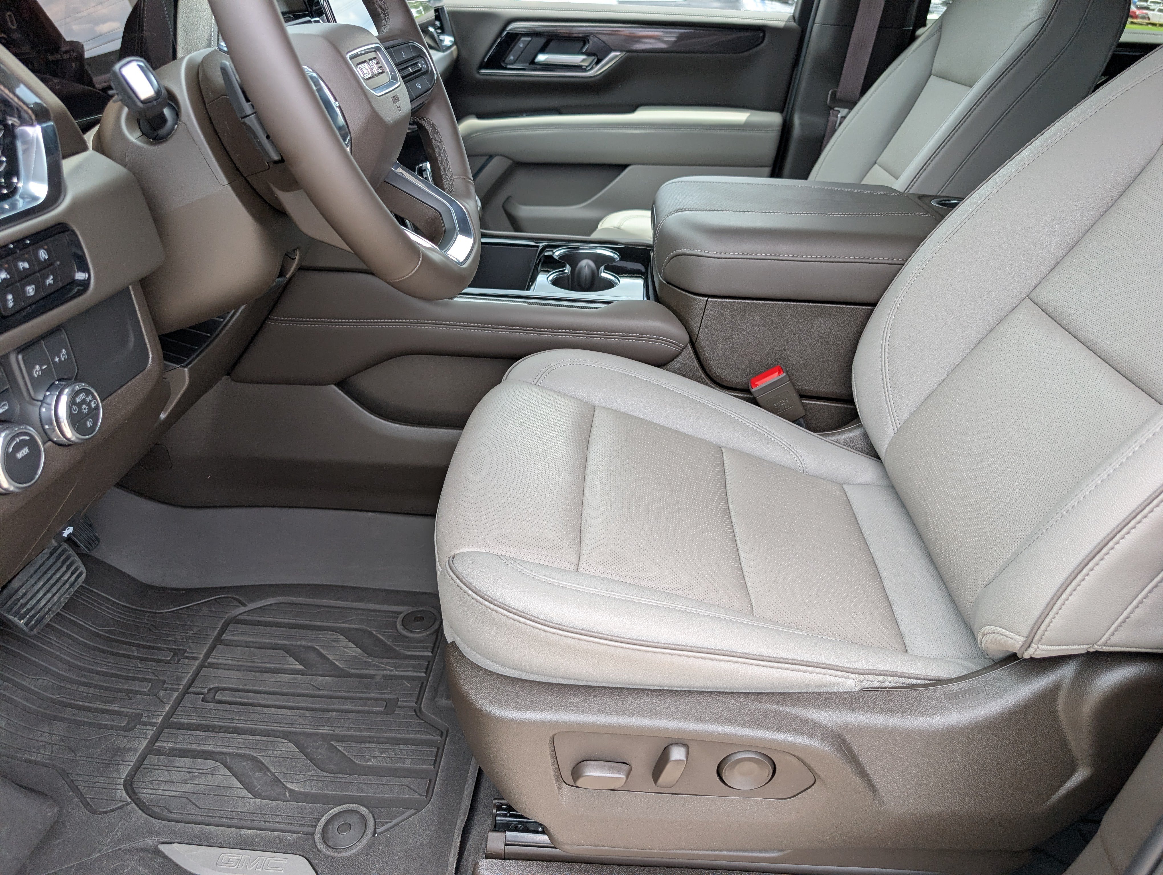 Used 2025 GMC Yukon XL Elevation w/ LPO, Illumination Package AWD/4WD image 9