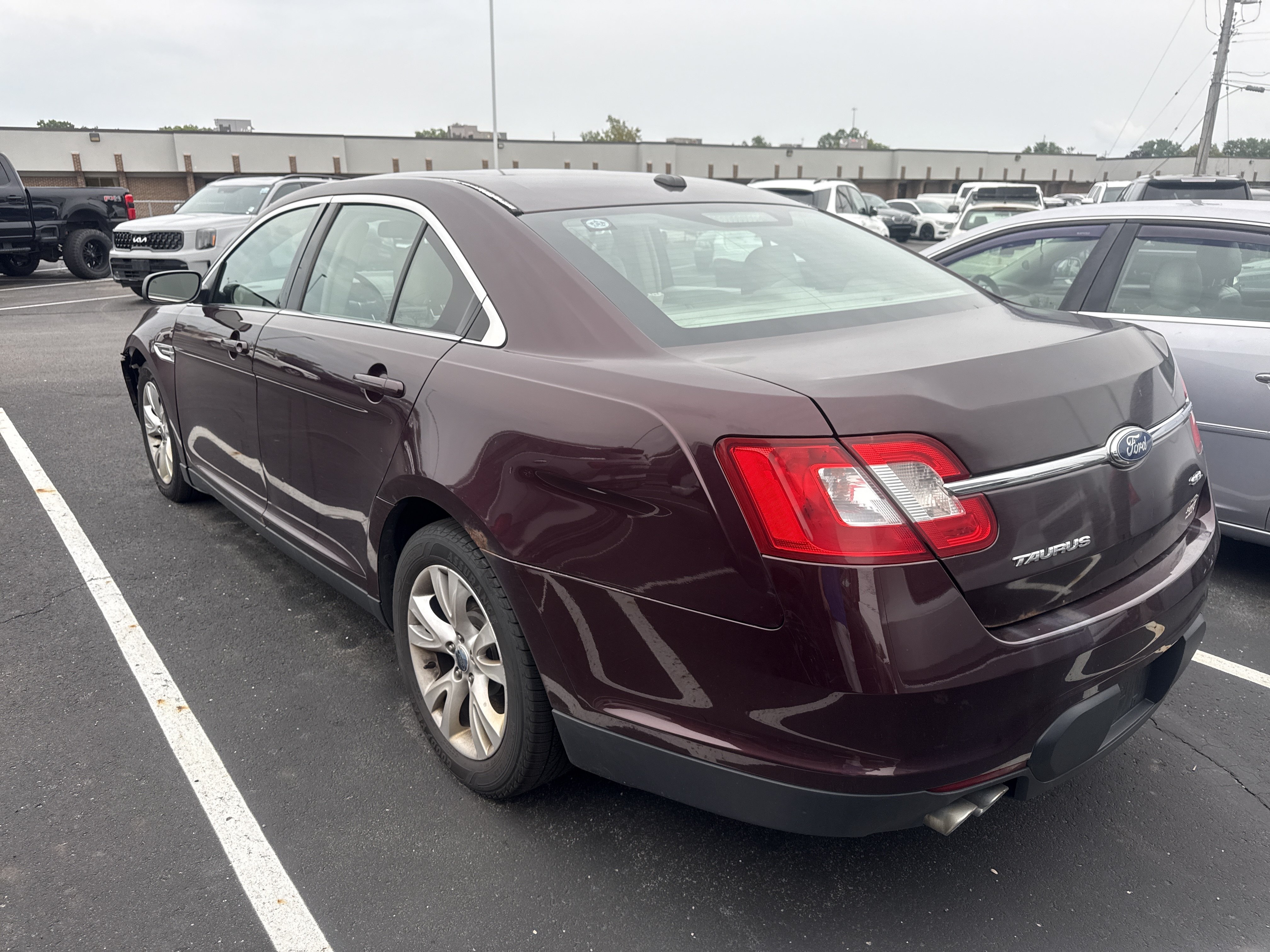 Used 2011 Ford Taurus SEL FWD image 4