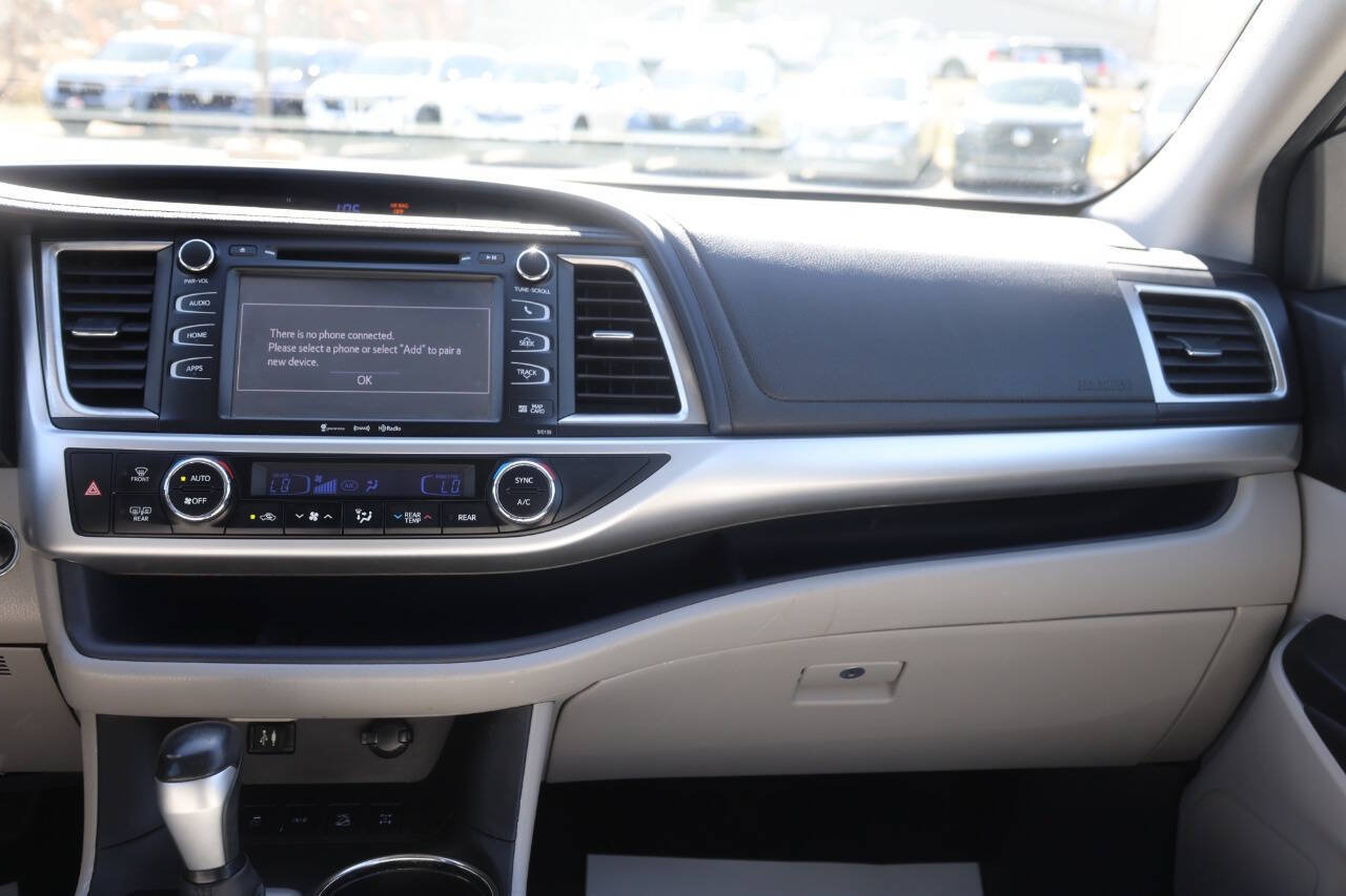 Used 2016 Toyota Highlander XLE AWD/4WD image 25