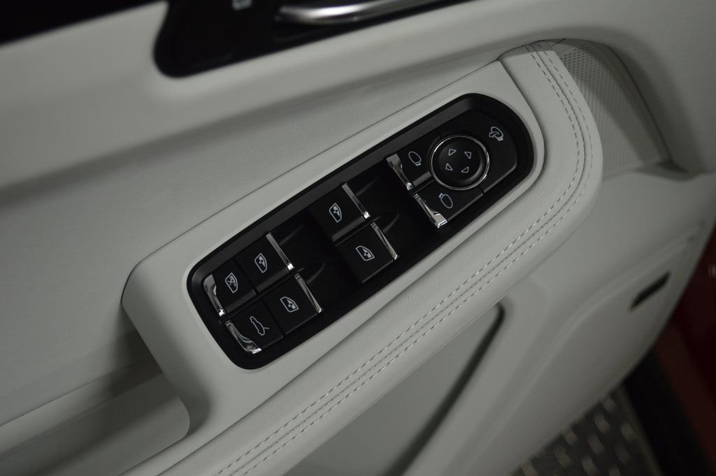 Certified 2025 Porsche Macan image 18