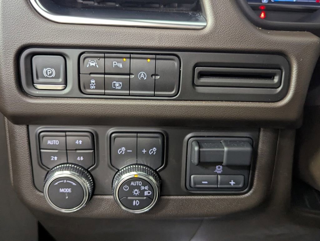 Used 2024 GMC Yukon SLT w/ SLT Luxury Package AWD/4WD image 15