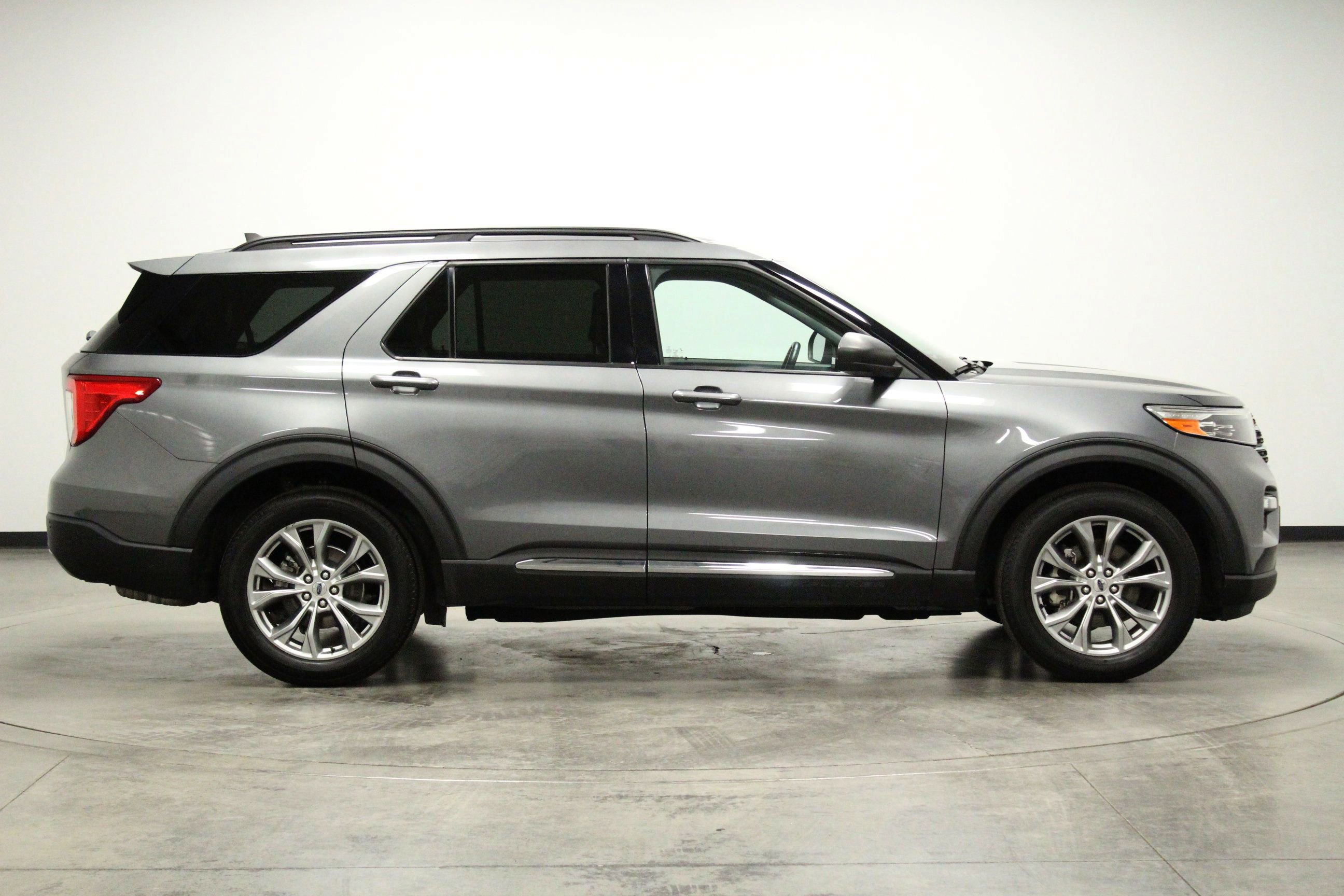 Used 2021 Ford Explorer XLT w/ Equipment Group 202A AWD/4WD image 9