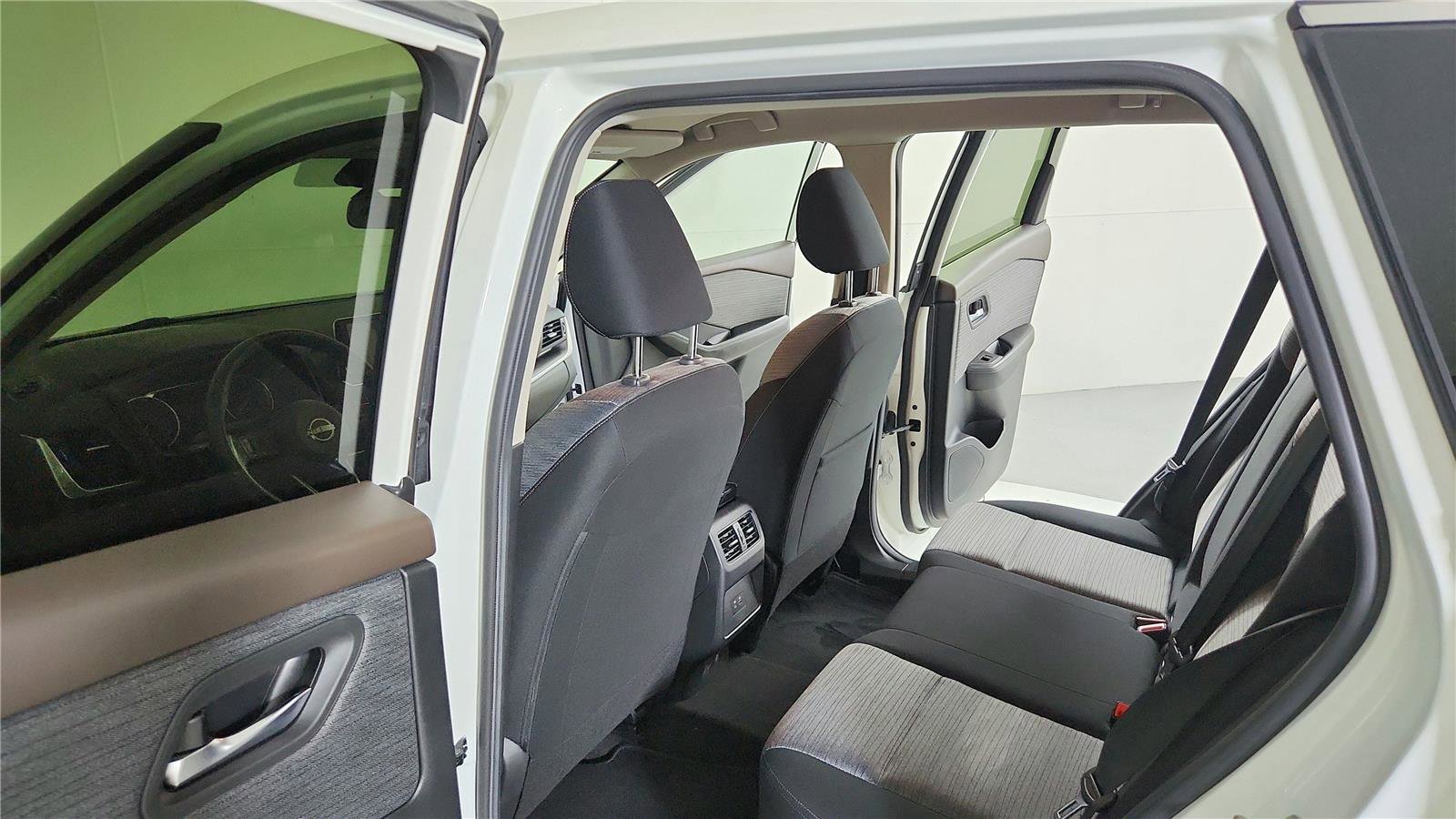 Used 2023 Nissan Rogue SV FWD image 16