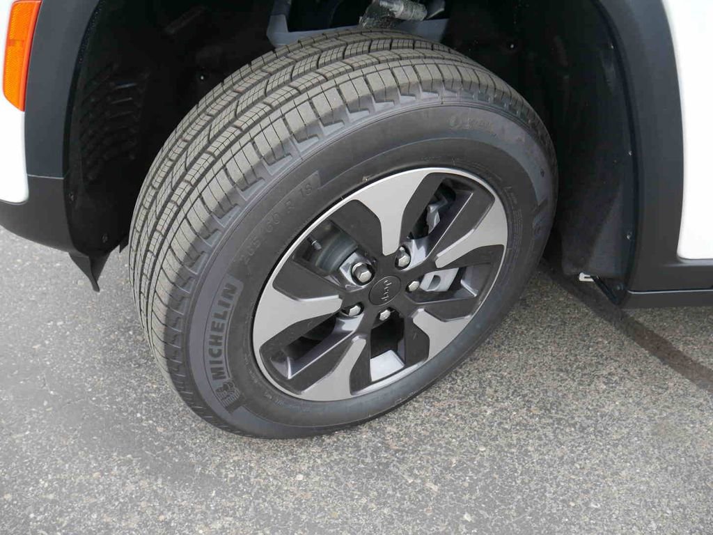 New 2025 Jeep Grand Cherokee Limited 4xe image 9