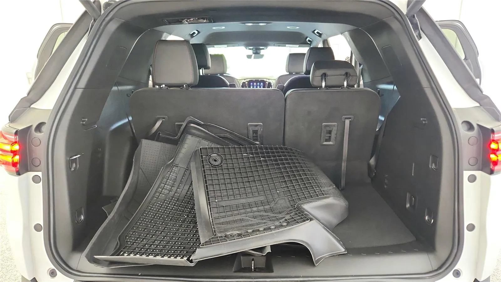 Used 2023 Chevrolet Traverse RS FWD image 19